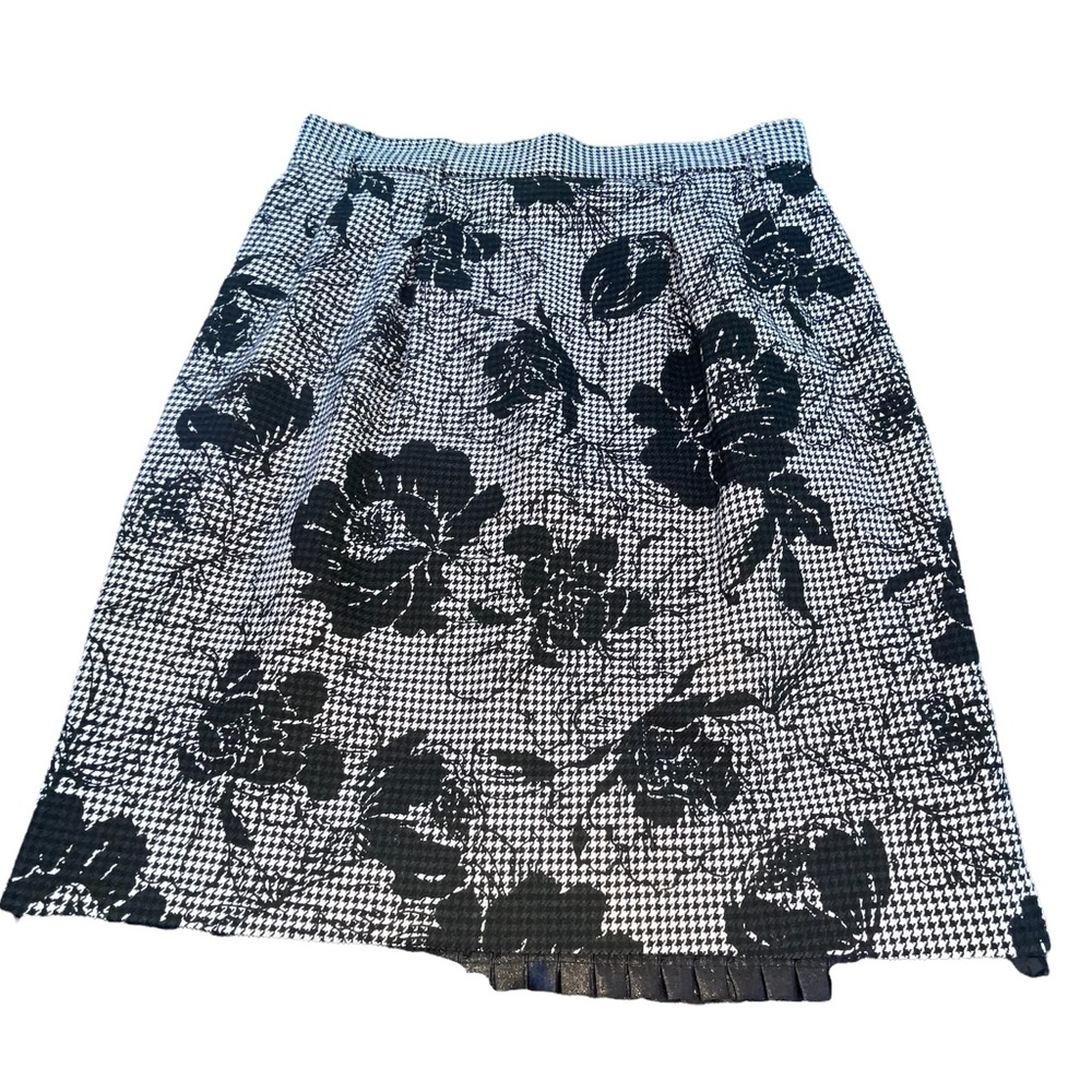 Ella Rose houndstooth print black and white skirt with black flowers size‎ 10